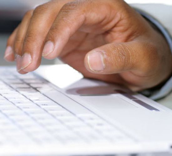 Beratung-Hand-auf Notebook